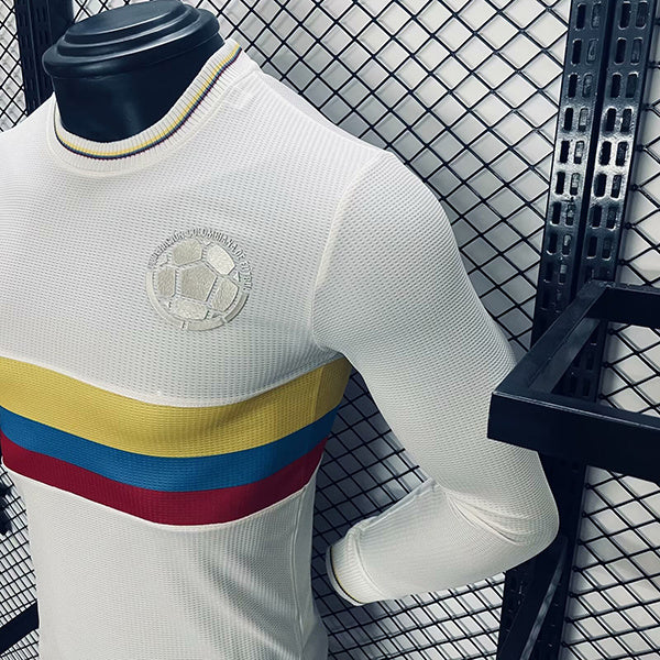 Колумбія 2024 ювілейна форма - деталь комірця