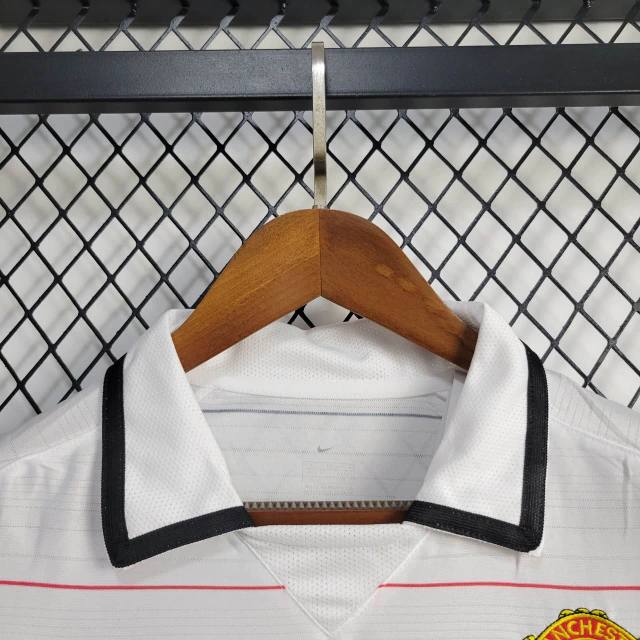 Манчестер Юнайтед 2003-2005 третя ретро форма - деталь емблеми