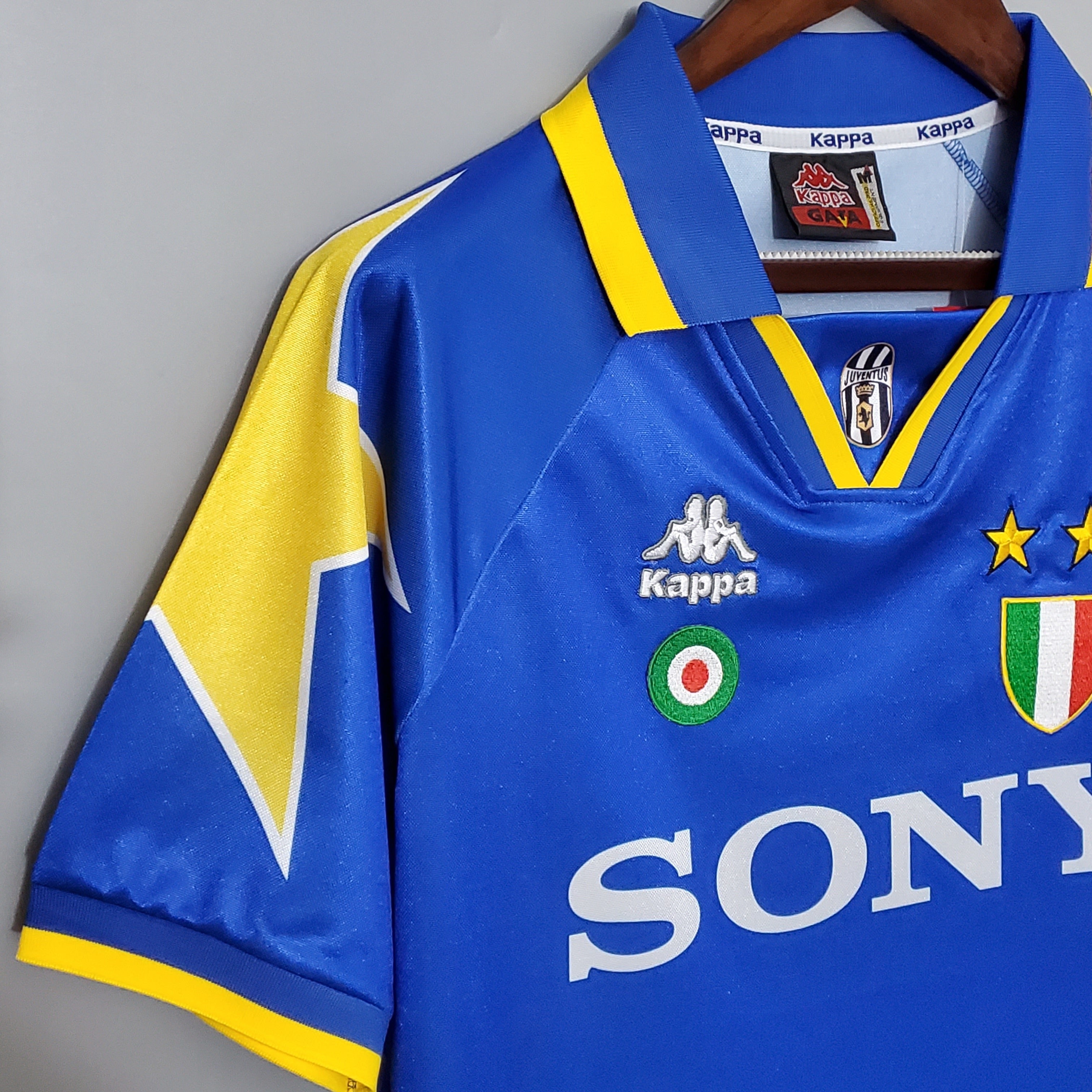 Ювентус 1995-1996 гостьова ретро форма - деталь емблеми