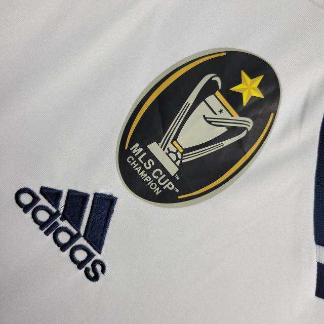 LA Galaxy 2012-2013 домашня ретро форма - деталь емблеми