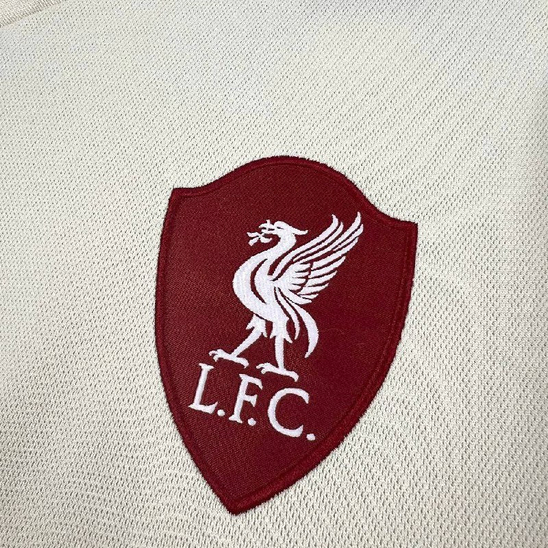 Ліверпуль 2025-2026 гостьова форма - крупний план