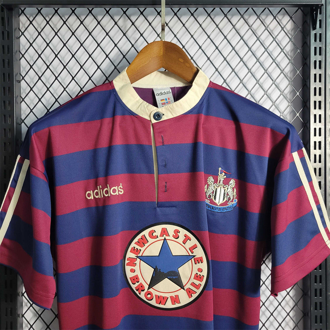 Ньюкасл 1995-1996 гостьова ретро форма - деталь комірця