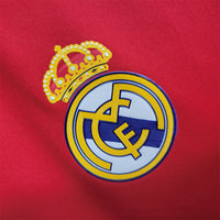Реал Мадрид 2011-2012 третя ретро форма - деталь емблеми