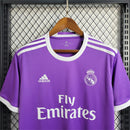 Реал Мадрид 2016-2017 гостьова ретро форма - деталь емблеми